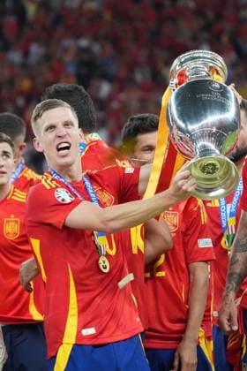 Siegesjubel Spanien um Dani Olmo (Spanien Spain, 10) mit dem Henri Delaunay Pokal - Berlin 14.07.2024: Spanien vs. England, M51, EURO2024 Finale, Olympiastadion Berlin