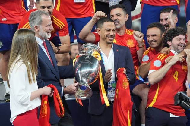 König Felipe VI. (mit Tochter Sofia) bekommt den Henri Delaunay Pokal überreicht und jubelt damit mit der Mannschaft - Berlin 14.07.2024: Spanien vs. England, M51, EURO2024 Finale, Olympiastadion Berlin