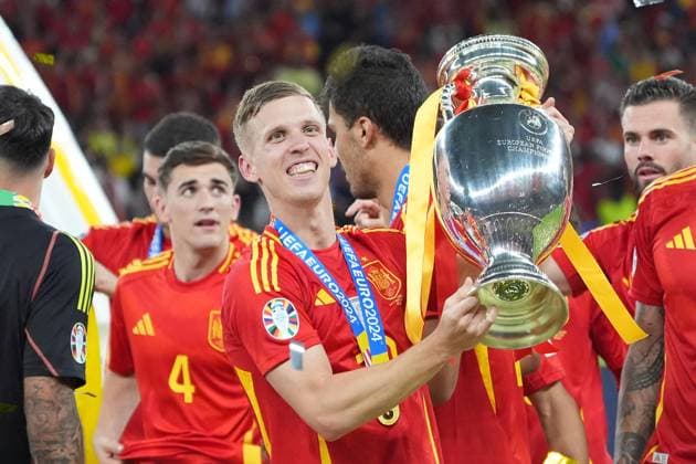 Siegesjubel Spanien um Dani Olmo (Spanien Spain, 10) mit dem Henri Delaunay Pokal - Berlin 14.07.2024: Spanien vs. England, M51, EURO2024 Finale, Olympiastadion Berlin