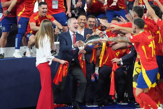 König Felipe VI. (mit Tochter Sofia) bekommt den Henri Delaunay Pokal überreicht und jubelt damit mit der Mannschaft - Berlin 14.07.2024: Spanien vs. England, M51, EURO2024 Finale, Olympiastadion Berlin