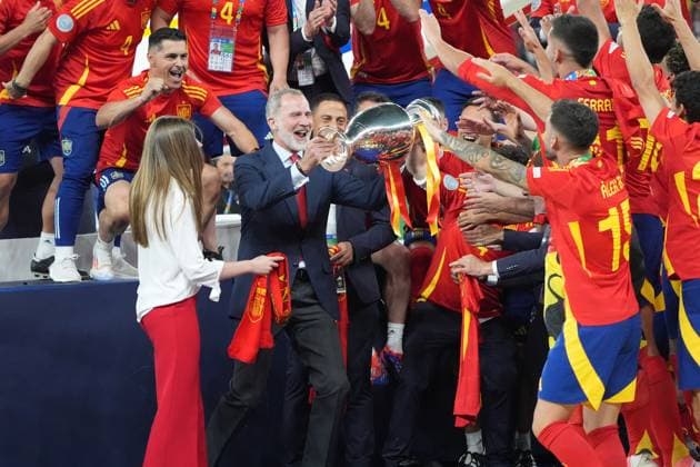 König Felipe VI. (mit Tochter Sofia) bekommt den Henri Delaunay Pokal überreicht und jubelt damit mit der Mannschaft - Berlin 14.07.2024: Spanien vs. England, M51, EURO2024 Finale, Olympiastadion Berlin