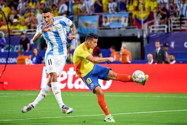 RECORD DATE NOT STATED Copa America USA 2024 Argentina vs Colombia - Final Angel Di Maria (L) of Argentina fights for the ball with James Rodriguez (R) of Colombia during Final match between Argentina and Colombia as part of CONMEBOL Copa America USA 2024 at Hard Rock Stadium on July 14, 2024 in Miami Gardens, Florida, United States. MIAMI GARDENS FLORIDA UNITED STATES  Copyright: xJosexLuisxMelgarejox 20240714202724_CA_2024_F_ARG_COL_RODRIGUEZ119