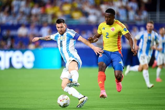 RECORD DATE NOT STATED Copa America USA 2024 Argentina 1-0 Colombia - Final Lionel Messi (L) of Argentina fights for the ball with Carlos Cuesta (R) of Colombia during Final match between Argentina and Colombia as part of CONMEBOL Copa America USA 2024 at Hard Rock Stadium on July 14, 2024 in Miami Gardens, Florida, United States. MIAMI GARDENS FLORIDA UNITED STATES  Copyright: xJosexLuisxMelgarejox 20240714203006_CA_2024_F_ARG_COL_MESSI129