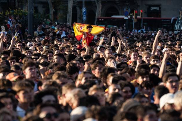Football Fans In England Watch The UEFA EURO, EM, Europameisterschaft,Fussball 2024 Final Thousands of people are celebrating Spain s 2-1 victory against England in the Euro 2024 final in Plaza Cataluna, where a giant screen has been installed, in Barcelona, Spain, on July 14, 2024. Barcelona Barcelona Spain  Copyright: xMarcxAsensiox originalFilename:asensioclupes-spectato240714_npnzL.jpg