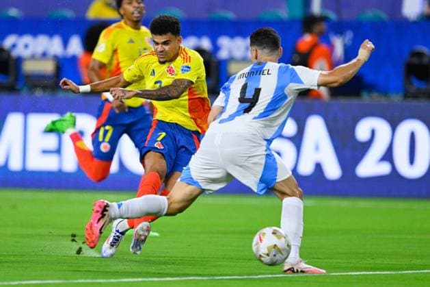 RECORD DATE NOT STATED Copa America USA 2024 Argentina 1-0 Colombia - Final Luis Diaz (L) of Colombia fights for the ball with Gonzalo Montiel (R) of Argentina during Final match between Argentina and Colombia as part of CONMEBOL Copa America USA 2024 at Hard Rock Stadium on July 14, 2024 in Miami Gardens, Florida, United States. MIAMI GARDENS FLORIDA UNITED STATES  Copyright: xJorgexMartinezx 20240714204117_CA_2024_F_ARG_COL_DIAZ153