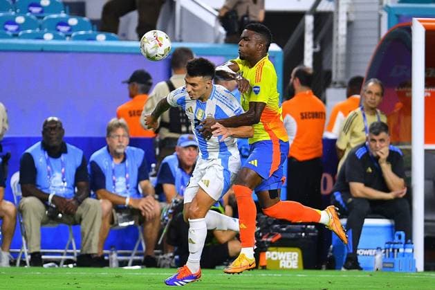 RECORD DATE NOT STATED Copa America USA 2024 Argentina 1-0 Colombia - Final Enzo Fernandez (L) of Argentina fights for the ball iwith Miguel Borja (R) of Colombia during Final match between Argentina and Colombia as part of CONMEBOL Copa America USA 2024 at Hard Rock Stadium on July 14, 2024 in Miami Gardens, Florida, United States. MIAMI GARDENS FLORIDA UNITED STATES  Copyright: xAdrianxMaciasx 20240714205106_CA_2024_F_ARG_COL_FERNANDEZ178