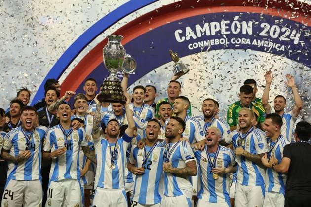 Argentina™s players celebrate with the trophy after beating Colombia and winning the Copa AmÃ rica USA 2024 final match between Argentina and Colombia, at Hard Rock Stadium, on July 14, 2024. MIAMI UNITED STATES Copyright: xALEJANDROxPAGNIx