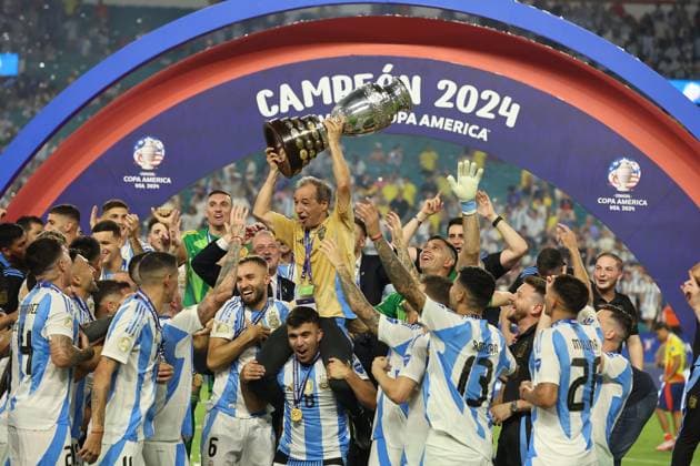 Argentina™s players celebrate with the trophy after beating Colombia and winning the Copa AmÃ rica USA 2024 final match between Argentina and Colombia, at Hard Rock Stadium, on July 14, 2024. MIAMI UNITED STATES Copyright: xALEJANDROxPAGNIx