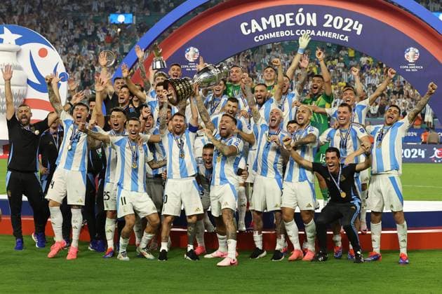 Argentina™s players celebrate with the trophy after beating Colombia and winning the Copa AmÃ rica USA 2024 final match between Argentina and Colombia, at Hard Rock Stadium, on July 14, 2024. MIAMI UNITED STATES Copyright: xALEJANDROxPAGNIx