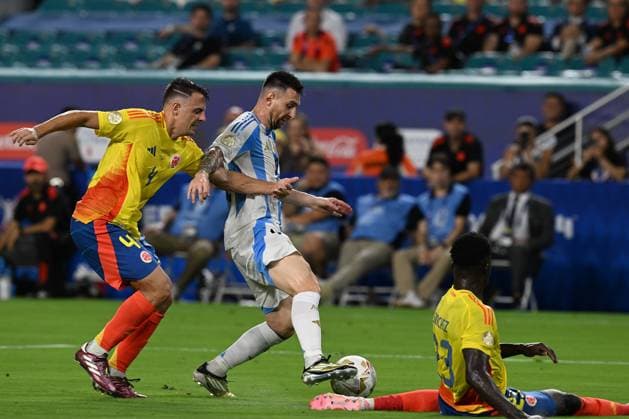 RECORD DATE NOT STATED Copa America USA 2024 Argentina 1-0 Colombia - Final Santiago Arias (LI of Colombia fights for the ball with Lionel Messi (R) of Argentina during Final match between Argentina and Colombia as part of CONMEBOL Copa America USA 2024 at Hard Rock Stadium on July 14, 2024 in Miami Gardens, Florida, United States. MIAMI GARDENS FLORIDA UNITED STATES  Copyright: xDavidxLeahx 20240714210132_CA_2024_F_ARG_COL_MESSI199