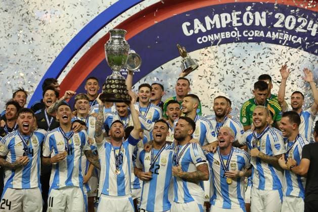 Argentina™s players celebrate with the trophy after beating Colombia and winning the Copa AmÃ rica USA 2024 final match between Argentina and Colombia, at Hard Rock Stadium, on July 14, 2024. MIAMI UNITED STATES Copyright: xALEJANDROxPAGNIx