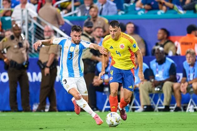 RECORD DATE NOT STATED Copa America USA 2024 Argentina 1-0 Colombia - Final Nicola sTagliafico (L) of Argentina fights for the ball with Santiago Arias (R) of Colombia during Final match between Argentina and Colombia as part of CONMEBOL Copa America USA 2024 at Hard Rock Stadium on July 14, 2024 in Miami Gardens, Florida, United States. MIAMI GARDENS FLORIDA UNITED STATES  Copyright: xJosexLuisxMelgarejox 20240714211001_CA_2024_F_ARG_COL_ARIAS206
