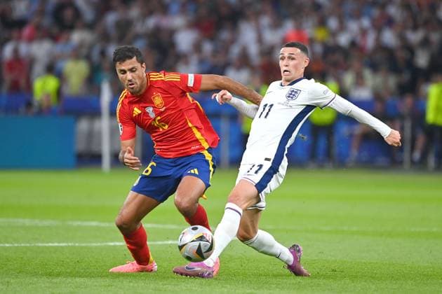 RODRI (ESP), Aktion,Zweikampf gegen Phil FODEN (ENG). FINALE Spanien (ESP) - England (ENG) 2-1 am 14.07.2024, Olympiastadion Berlin. Fussball UEFA EURO, EM, Europameisterschaft,Fussball 2024 GERMANY vom 14.06.2024 - 14.07.2024.