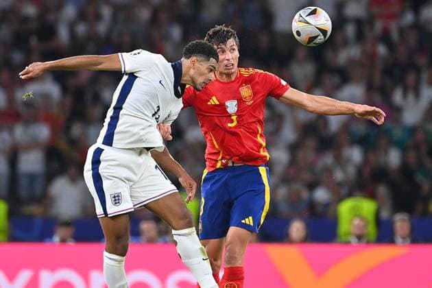 Jude BELLINGHAM (ENG), Aktion,Zweikampf gegen Robin LE NORMAND (ESP). FINALE Spanien (ESP) - England (ENG) 2-1 am 14.07.2024, Olympiastadion Berlin. Fussball UEFA EURO, EM, Europameisterschaft,Fussball 2024 GERMANY vom 14.06.2024 - 14.07.2024.