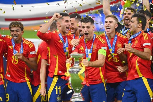 Teamfoto,Team,Mannschaft,Mannschaftsfoto. v.li:Yamal LAMINE (ESP), Ferran TORRES (ESP), Alvaro MORATA (ESP) mit Pokal,Cup,Trophaee, Fermin LOPEZ (ESP),RODRI (ESP), Jubel,Freude,Begeisterung, Siegerehrung, FINALE Spanien (ESP) - England (ENG) 2-1 am 14.07.2024, Olympiastadion Berlin. Fussball UEFA EURO, EM, Europameisterschaft,Fussball 2024 GERMANY vom 14.06.2024 - 14.07.2024.