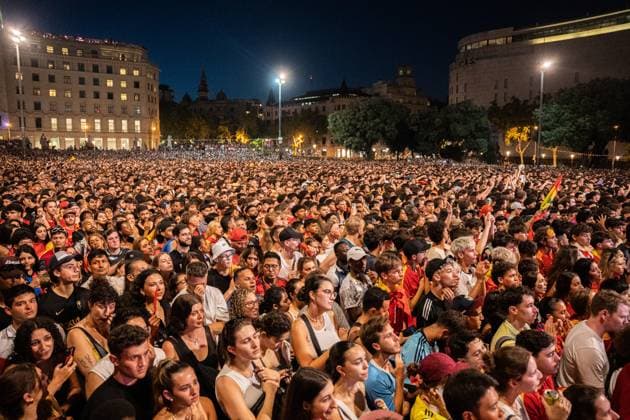 Football Fans In England Watch The UEFA EURO, EM, Europameisterschaft,Fussball 2024 Final Thousands of people are celebrating Spain s 2-1 victory against England in the Euro 2024 final in Plaza Cataluna, where a giant screen has been installed, in Barcelona, Spain, on July 14, 2024. Barcelona Barcelona Spain  Copyright: xMarcxAsensiox originalFilename:asensioclupes-spectato240714_npfUE.jpg