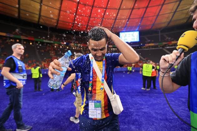 Spain v England: Final - UEFA EURO, EM, Europameisterschaft,Fussball 2024. Mounir Nasraoui, Lamine Yamal s father, is pouring water on his head after the UEFA European Championship, EM, Europameisterschaft Final between Spain and England at Olympiastadion in Berlin, Germany, on July 14, 2024. Berlin North Rhine-Westphalia Germany Copyright: xMIxNewsx originalFilename:fletcher-spainvse240715_npGCz.jpg
