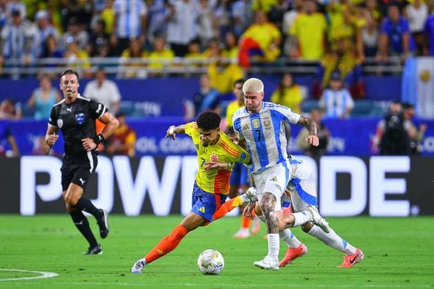 RECORD DATE NOT STATED Copa America USA 2024 Argentina vs Colombia - Final Luis Diaz (L) of Colombia fights for the ball with ROdrigo de Paul (R) of Argentina during Final match between Argentina and Colombia as part of CONMEBOL Copa America USA 2024 at Hard Rock Stadium on July 14, 2024 in Miami Gardens, Florida, United States. MIAMI GARDENS FLORIDA UNITED STATES  Copyright: xAdrianxMaciasx 20240714214630_CA_2024_F_ARG_COL_DIAZ273