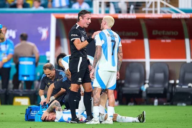 RECORD DATE NOT STATED Copa America USA 2024 Argentina vs Colombia - Final Lionel Messi leaves the pitch after picking up an injury during Final match between Argentina and Colombia as part of CONMEBOL Copa America USA 2024 at Hard Rock Stadium on July 14, 2024 in Miami Gardens, Florida, United States. MIAMI GARDENS FLORIDA UNITED STATES  Copyright: xJosexLuisxMelgarejox 20240714220136_CA_2024_F_ARG_COL_MESSI311