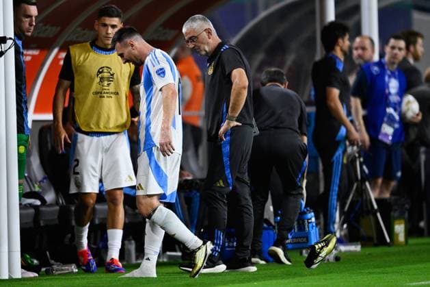 Sport Bilder des Tages RECORD DATE NOT STATED Copa America USA 2024 Argentina vs Colombia - Final Lionel Messi leaves the pitch after picking up an injury during Final match between Argentina and Colombia as part of CONMEBOL Copa America USA 2024 at Hard Rock Stadium on July 14, 2024 in Miami Gardens, Florida, United States. MIAMI GARDENS FLORIDA UNITED STATES  Copyright: xJorgexMartinezx 20240714220309_CA_2024_F_ARG_COL_MESSI317