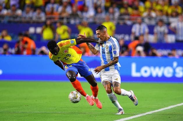 RECORD DATE NOT STATED Copa America USA 2024 Argentina vs Colombia - Final Davinson Sanchez (L) of Colombia fights for the ball with Angel Di Maria (R) of Argentina during Final match between Argentina and Colombia as part of CONMEBOL Copa America USA 2024 at Hard Rock Stadium on July 14, 2024 in Miami Gardens, Florida, United States. MIAMI GARDENS FLORIDA UNITED STATES  Copyright: xAdrianxMaciasx 20240714220316_CA_2024_F_ARG_COL_SANCHEZ320