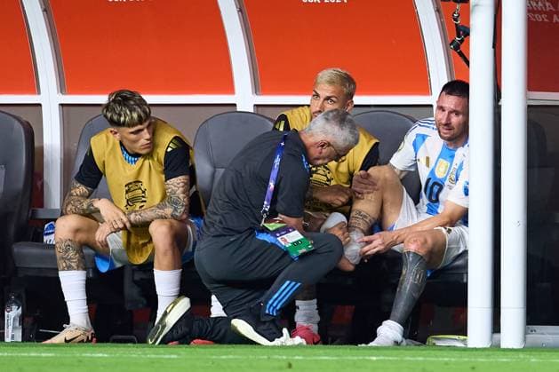 RECORD DATE NOT STATED Copa America USA 2024 Argentina vs Colombia - Final Lionel Messi leaves the pitch after picking up an injury receives medical Assistant during Final match between Argentina and Colombia as part of CONMEBOL Copa America USA 2024 at Hard Rock Stadium on July 14, 2024 in Miami Gardens, Florida, United States. MIAMI GARDENS FLORIDA UNITED STATES  Copyright: xJosexLuisxMelgarejox 20240714220921_CA_2024_F_ARG_COL_MESSI339