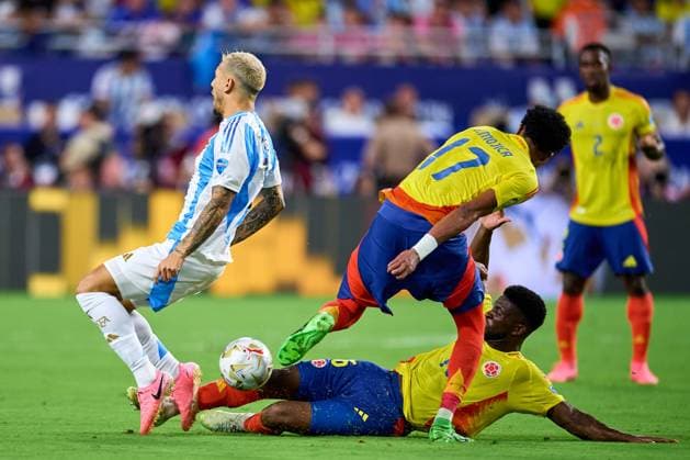 RECORD DATE NOT STATED Copa America USA 2024 Argentina vs Colombia - Final Leandro Paredes of Argentina fights for the ball with Johan Mojica, Jefferso Lerma of Colombia during Final match between Argentina and Colombia as part of CONMEBOL Copa America USA 2024 at Hard Rock Stadium on July 14, 2024 in Miami Gardens, Florida, United States. MIAMI GARDENS FLORIDA UNITED STATES  Copyright: xJosexLuisxMelgarejox 20240714225018_CA_2024_F_ARG_COL_PAREDES399