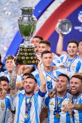 RECORD DATE NOT STATED Copa America USA 2024 Argentina vs Colombia - Final Lionel Messi lifts up the trophy as he celebrates winning the Conmebol 2024 Copa America during Final match between Argentina and Colombia as part of CONMEBOL Copa America USA 2024 at Hard Rock Stadium on July 14, 2024 in Miami Gardens, Florida, United States. MIAMI GARDENS FLORIDA UNITED STATES  Copyright: xJosexLuisxMelgarejox 20240714235038_CA_2024_F_ARG_CHAMPION_MESSI445