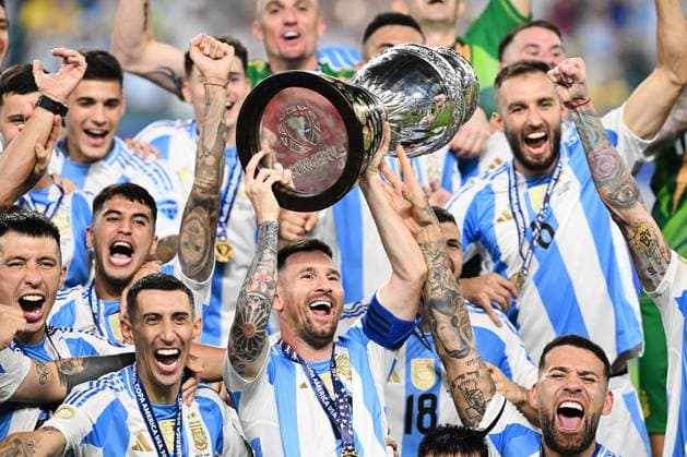 Sport Themen der Woche KW28 Sport Bilder des Tages RECORD DATE NOT STATED Copa America USA 2024 Argentina vs Colombia - Final Lionel Messi lifts up the trophy as he celebrates winning the Conmebol 2024 Copa America during Final match between Argentina and Colombia as part of CONMEBOL Copa America USA 2024 at Hard Rock Stadium on July 14, 2024 in Miami Gardens, Florida, United States. MIAMI GARDENS FLORIDA UNITED STATES  Copyright: xDavidxLeahx 20240714235533_CA_2024_F_ARG_CHAMPION_MESSI454