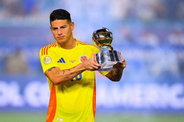 RECORD DATE NOT STATED Copa America USA 2024 Argentina vs Colombia - Final James Rodriguez of Colombia poses with the trophy for best player during Final match between Argentina and Colombia as part of CONMEBOL Copa America USA 2024 at Hard Rock Stadium on July 14, 2024 in Miami Gardens, Florida, United States. MIAMI GARDENS FLORIDA UNITED STATES  Copyright: xAdrianxMaciasx 20240715000322_CA_2024_F_ARG_COL_RODRIGUEZ491
