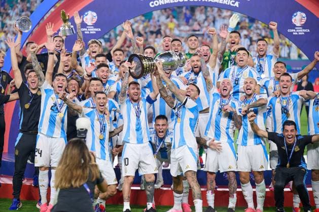 RECORD DATE NOT STATED Copa America USA 2024 Argentina vs Colombia - Final Lionel Messi lifts up the trophy as he celebrates winning the Conmebol 2024 Copa America during Final match between Argentina and Colombia as part of CONMEBOL Copa America USA 2024 at Hard Rock Stadium on July 14, 2024 in Miami Gardens, Florida, United States. MIAMI GARDENS FLORIDA UNITED STATES  Copyright: xJorgexMartinezx 20240715001741_CA_2024_F_ARG_CHAMPION533