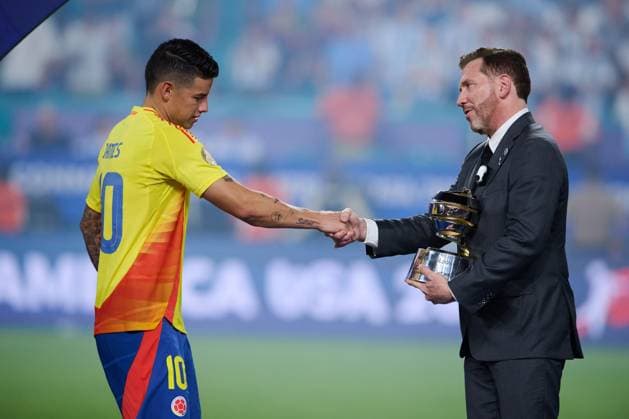 RECORD DATE NOT STATED Copa America USA 2024 Argentina vs Colombia - Final James Rodriguez of Colombia receives winning the best player and Alejandro Dominguez President of Conmebol during Final match between Argentina and Colombia as part of CONMEBOL Copa America USA 2024 at Hard Rock Stadium on July 14, 2024 in Miami Gardens, Florida, United States. MIAMI GARDENS FLORIDA UNITED STATES  Copyright: xJorgexMartinezx 20240715001922_CA_2024_F_ARG_COL_RODRIGUEZ541