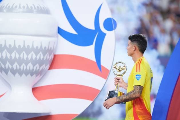 RECORD DATE NOT STATED Copa America USA 2024 Argentina vs Colombia - Final James Rodriguez of Colombia holds his MVP trophy during Final match between Argentina and Colombia as part of CONMEBOL Copa America USA 2024 at Hard Rock Stadium on July 14, 2024 in Miami Gardens, Florida, United States. MIAMI GARDENS FLORIDA UNITED STATES  Copyright: xJorgexMartinezx 20240715002152_CA_2024_F_ARG_COL_RODRIGUEZ547