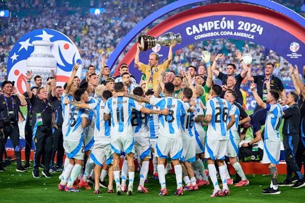 RECORD DATE NOT STATED Copa America USA 2024 Argentina vs Colombia - Final Oscar Ruggeri lifts up the trophy as he celebrates winning the Conmebol 2024 Copa America during Final match between Argentina and Colombia as part of CONMEBOL Copa America USA 2024 at Hard Rock Stadium on July 14, 2024 in Miami Gardens, Florida, United States. MIAMI GARDENS FLORIDA UNITED STATES  Copyright: xJosexLuisxMelgarejox 20240715003618_CA_2024_F_ARG_COL_RUGGERI564