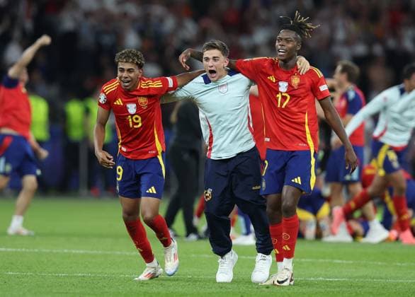 Berlin, Germany, 14th July 2024. Lamine Yamal (L) and Nico Williams of Spain (R) celebrate during the UEFA European Championships final match at Olympiastadion, Berlin. Picture: Paul Terry Sportimage EDITORIAL USE ONLY. No use with unauthorised audio, video, data, fixture lists, club league logos or live services. Online in-match use limited to 120 images, no video emulation. No use in betting, games or single club league player publications. SPI-3227-0182