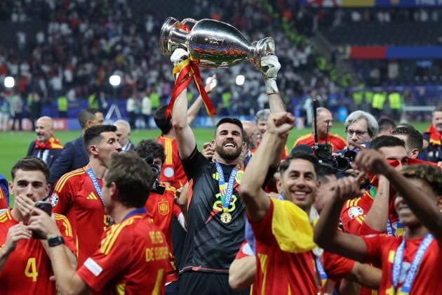 Berlin, Germany, 14th July 2024. Unai Simon of Spain lifts the trophy during the UEFA European Championships final match at Olympiastadion, Berlin. Picture: Paul Terry Sportimage EDITORIAL USE ONLY. No use with unauthorised audio, video, data, fixture lists, club league logos or live services. Online in-match use limited to 120 images, no video emulation. No use in betting, games or single club league player publications. SPI-3227-0215