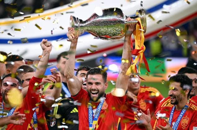 Fussball, Europameisterschaft, EURO 2024, Finale, Olympiastadion Berlin: Spanien - England 2:1; Nacho (SPA) bei der Siegerehrung mit Pokal. Jubel, Freude, Aktion.