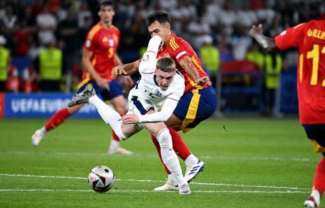 Fussball, Europameisterschaft, EURO 2024, Finale, Olympiastadion Berlin: Spanien - England 2:1; Cole Palmer (ENG), Martin Zubimendi (SPA). Aktion