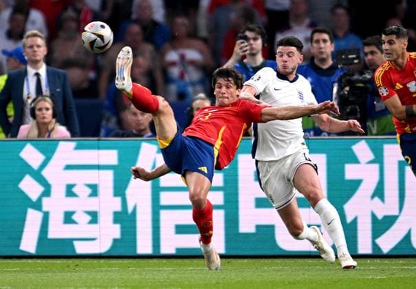 Fussball Euro 2024 Finale 14.07.2024 Spanien - England Robin Le Normand (li, Spanien) gegen Declan Rice (re, England)