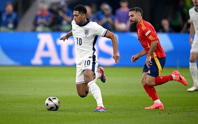 Fussball Euro 2024 Finale 14.07.2024 Spanien - England Jude Bellingham (li, England) gegen Dani Carvajal (re, Spanien)