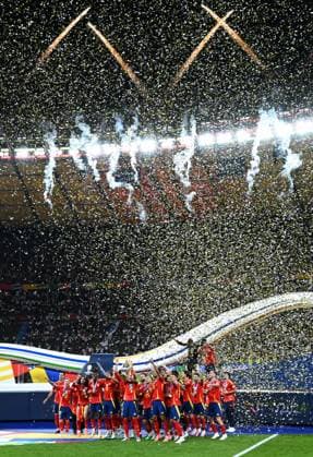 Fussball, Europameisterschaft, EURO 2024, Finale, Olympiastadion Berlin: Spanien - England 2:1; Siegerehrung Spanien im Konfettiregen. Jubel, Freude, Aktion.
