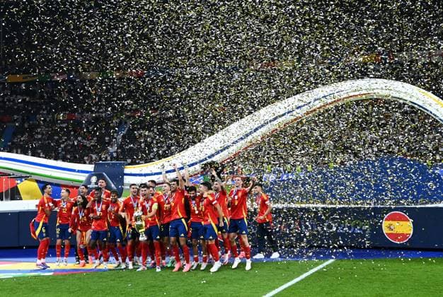 Fussball, Europameisterschaft, EURO 2024, Finale, Olympiastadion Berlin: Spanien - England 2:1; Siegerehrung Spanien im Konfettiregen. Jubel, Freude, Aktion.