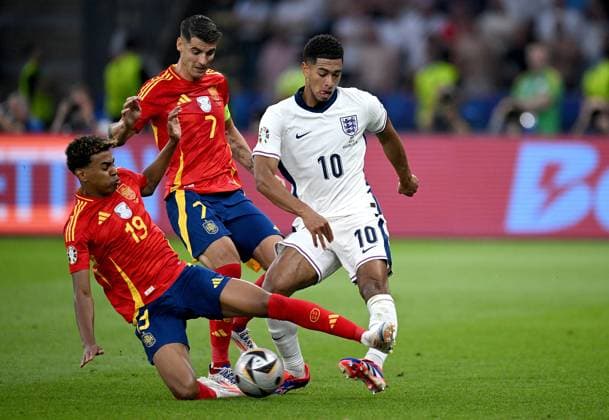 Fussball Euro 2024 Finale 14.07.2024 Spanien - England Lamine Yamal (li, Spanien) gegen Alvaro Morata (mitte, Spanien) gegen Jude Bellingham (re, England)