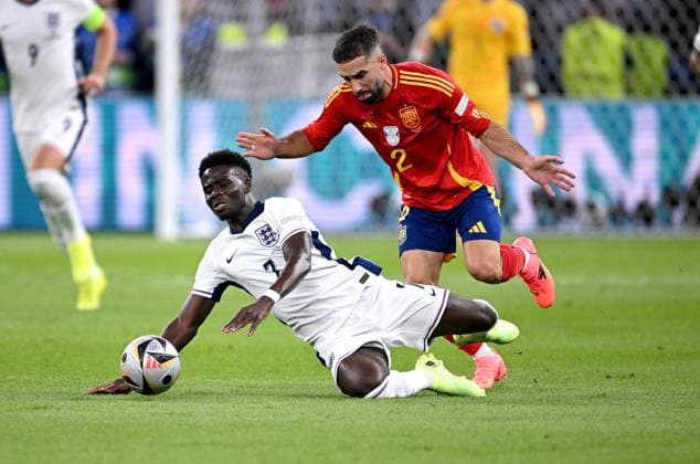 Fussball Euro 2024 Finale 14.07.2024 Spanien - England Bukayo Saka (li, England) gegen Dani Carvajal (re, Spanien)
