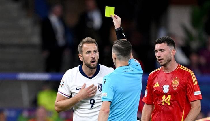 Fussball Euro 2024 Finale 14.07.2024 Spanien - England Harry Kane (li, England) bekommt die gelbe Karte von Schiedsrichter Francois Letexier (mitte, FRA, Frankreich) daneben Aymeric Laporte (re, Spanien)