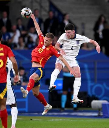 Fussball Euro 2024 Finale 14.07.2024 Spanien - England Dani Olmo (li, Spanien) gegen Declan Rice (re, England)
