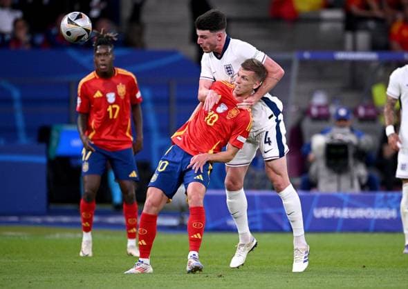 Fussball Euro 2024 Finale 14.07.2024 Spanien - England Dani Olmo (li, Spanien) gegen Declan Rice (re, England)