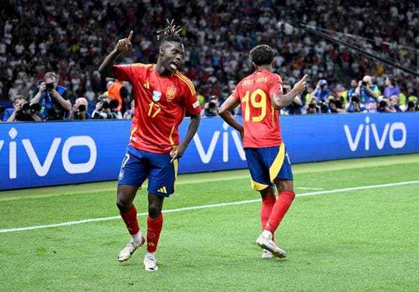 Fussball Euro 2024 Finale 14.07.2024 Spanien - England Spanien Jubel Tanz nach dem Tor zum 1-0, von links, Torschuetzen Nico Williams mit Lamine Yamal