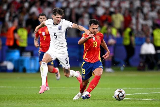 Fussball Euro 2024 Finale 14.07.2024 Spanien - England John Stones (li, England) gegen Martin Zubimendi (re, Spanien)