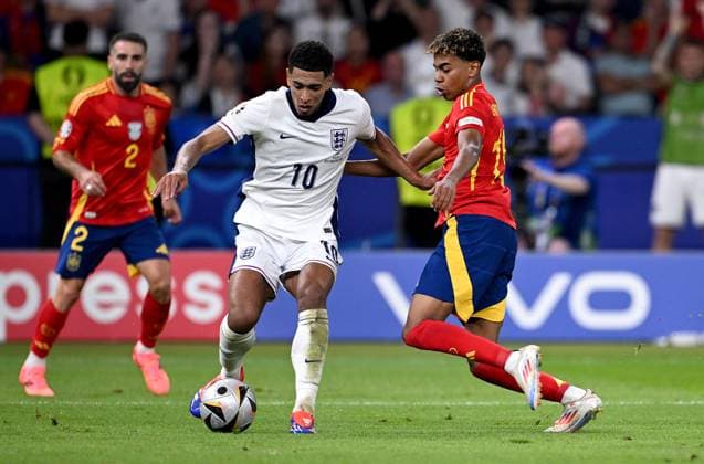 Fussball Euro 2024 Finale 14.07.2024 Spanien - England Jude Bellingham (li, England) gegen Lamine Yamal (re, Spanien)
